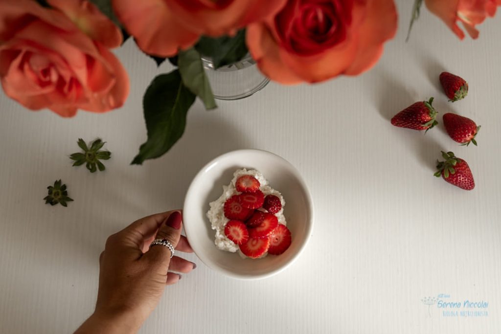 Tazza di ricotta e fragole