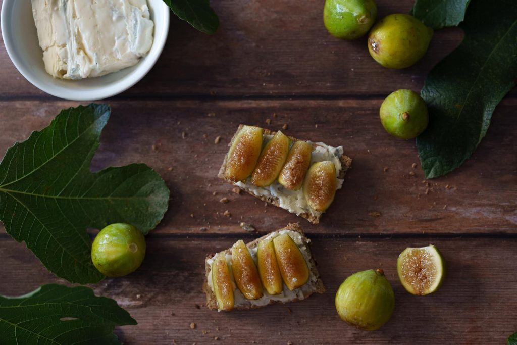 Pane tostato, fichi e gorgonzola