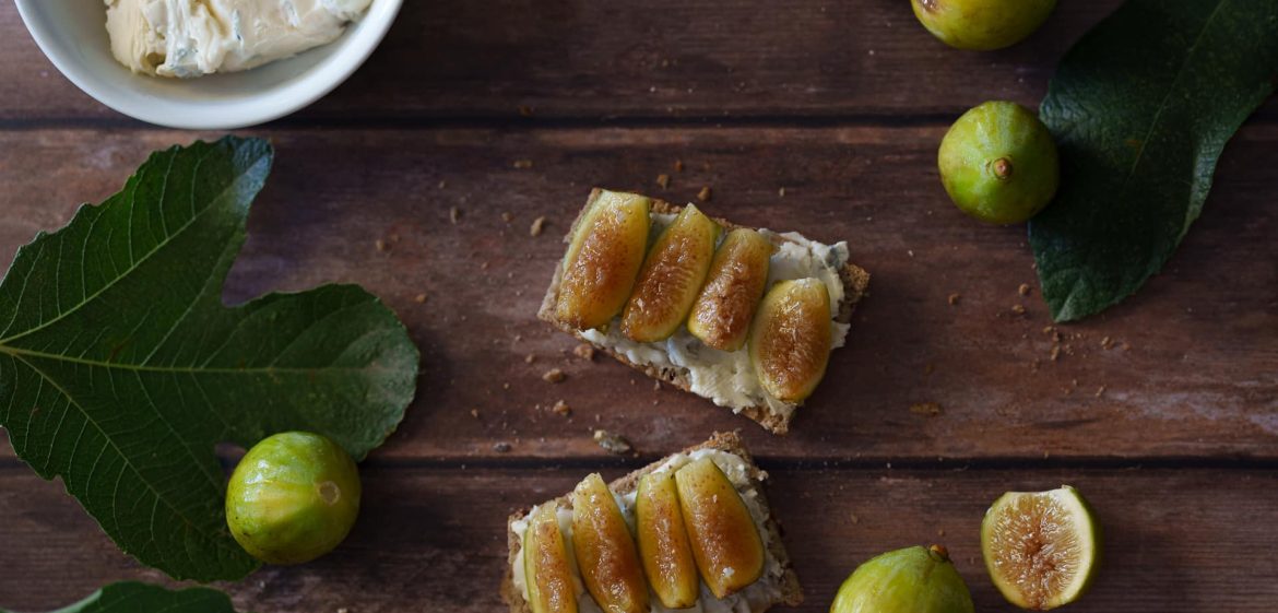 Pane tostato, fichi e gorgonzola