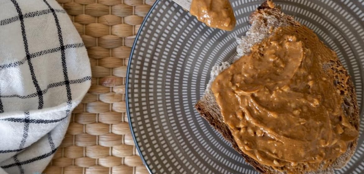 Pane integrale e burro di arachidi