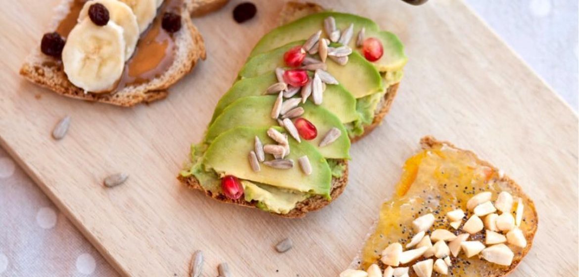 Colazione con pane tostato guarnito in tre versioni