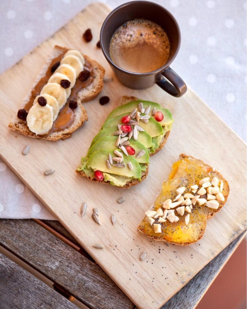 Colazione con pane tostato guarnito in tre versioni